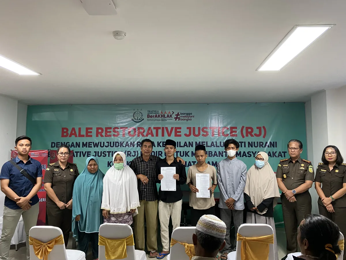 Penyerahan Surat Keputusan Penghentian Penuntutan (SKP2) Berdasarkan Keadilan Restoratif Di Bale Restorative Justice Kejaksaan Negeri Mataram Di Kabupaten Lombok Utara